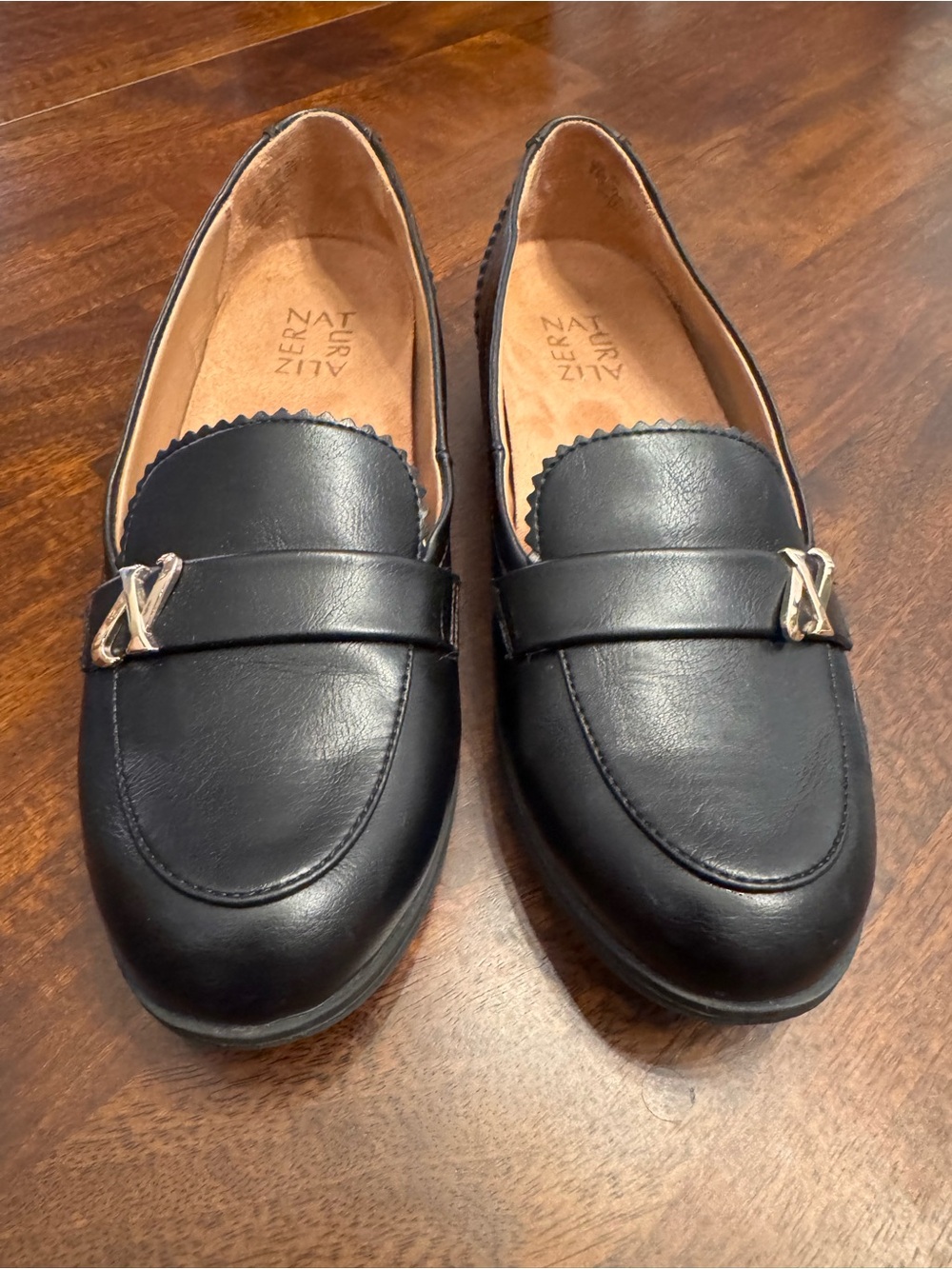 Naturalizer Black Loafers 8.5M Silver Logo Hardware Comfort Flats
